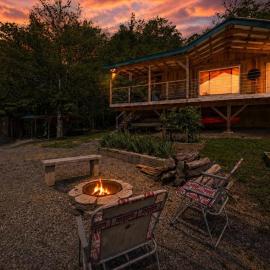 Mountain Views, Starlink Wifi, Grill, Firepit, Dogs OK, hotel in Etowah