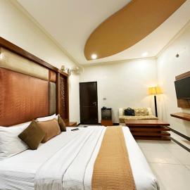 The Grand Hotel Multan, hotel di Multan