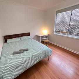 Comfortable Queen Room in Spacious Broadmeadows Home - CR5
