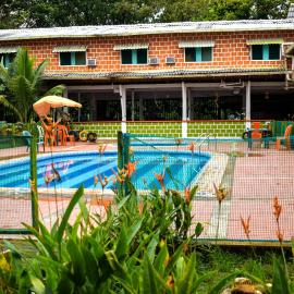 hotel con piscina Ladrilleros, hotel u gradu 'Ladrilleros'