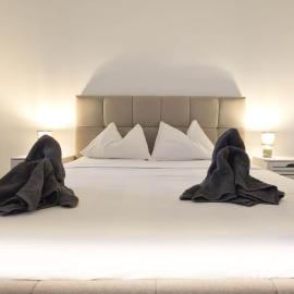 Single Room - Emerald Apartment، فندق في Dudu