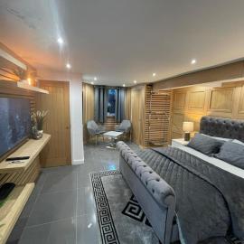 Hendham House - Near Etihad Stadium, CoOp Live Arena, AO Arena, Piccadilly Train Station & Manchester City Centre, hotel in Manchester
