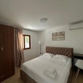 Quiet Courtyard Retreat - Heart of Gjirokastër