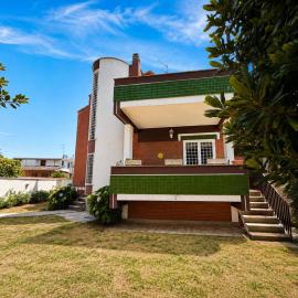 Viesnīca RESIDENZA LILLA - Spacious and charming Villa with patio and terrace, near the beach and train station with hourly trains to Rome - Lido delle Sirene, ANZIO pilsētā Ancio