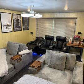 Hot Tub and Home Theatre in the Hood, готель у місті Moorhead