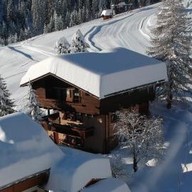 Chalet direkt an der Skipiste, hotel in Obertilliach