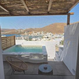 Viesnīca Viewport Suites Kythnos με ιδιωτικα πισινακια-τζακουζι pilsētā Mérichas