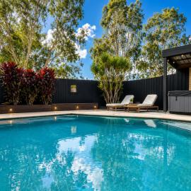 Peaceful tropical retreat with pool, mineral spa & Games room, hotel in Gold Coast