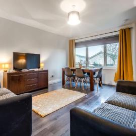 Balloch House -Spacious 3 bed house with on street parking