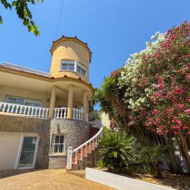 Villa Claudia by Hello Homes Sitges – hotel w mieście Sitges