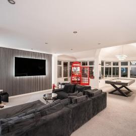 3 Bed luxury home with Hot Tub with Free Parking & EV