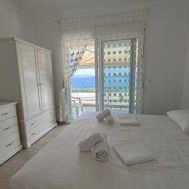 Апартаменты Елена, hotel in Nea Peramos