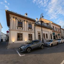 Your Own Historic Mansion, Gym and Basement Bar, hotel i Košice