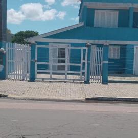 QUARTO AZUL com cozinha e piscina só sua, hotel in Capão da Canoa
