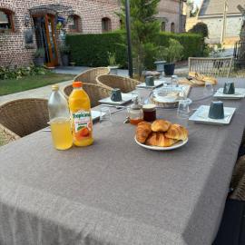 Ferme de Montecouvez, hotell i Crèvecoeur-sur-lʼEscaut