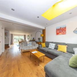 Entire 3 bedroom house, hotel in Luton
