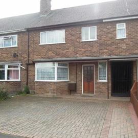 Nuneaton 3 Bedroom House with Drive and Garden Sleeps 5