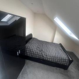 London ,Budget Double room, Not 3 star hotel ,it is just a budget friendly-No towel provided -Quite and Close to amnesties-walking distance to Hanger lane and park royal stations and busses just short distance -Elizabeth line, hotell i London
