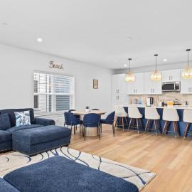 New Build 3 bedroom bath Condo w Pool - Sleeps 12