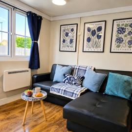 Private Garden Suite with Workspace and Superfast WiFi near Heathrow, готель у місті Sunbury Common