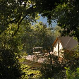 Tente de glamping avec piscine، فندق في Teillet