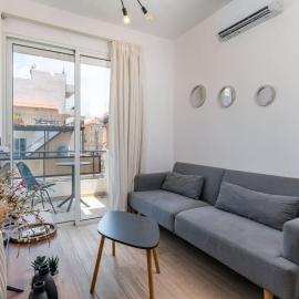 Shore 1-BR Apartment In Batroun Old Souks, hotell i Batroûn