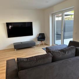 DHH Neubau 140qm für bis zu 7 Personen mit Terrasse und 2 großen Stellplätzen, hotel in Landshut