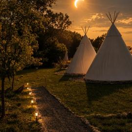 ESCAPADE INSOLITE - Dômes, Tipis, Aire de Camping-cars & Vans, hotell i Saint-Pierre-de-Juillers
