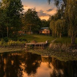 Pondview Cabin - Rustic Log Style Home, Grill, Wifi, Screen Porch, Trail, View, Pond Access, King Bed, hotel in Morton Grove