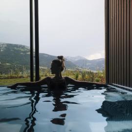 Unik Lodges Annecy - Aurore - Nuit insolite avec vue montagne et spa privé, hotel em Leschaux