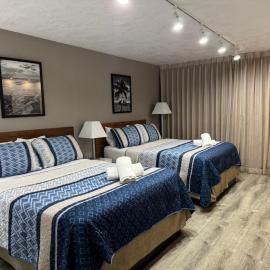 Renovated Beachfront Condo with Balcony, hotel in Sunny Isles Beach