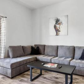 Modern King Condo with Pool only Minutes to Old Town 208