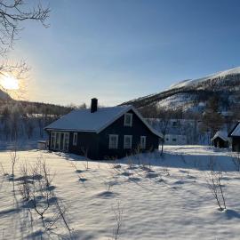 Wilderness cabin in the mountains near Alta with a great view, hotel v destinácii Alta