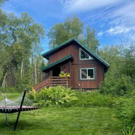 Charming Loft Cabin 7 mins to Downtown Talkeetna, hotel in Talkeetna