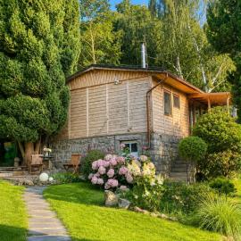 Gemütlicher DDR Bungalow mit traumhafter Aussicht über Schirgiswalde، فندق في Schirgiswalde