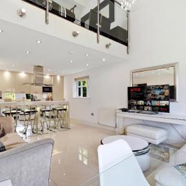 Upmarket 3 bed Luxury penthouse. Private Gated