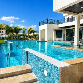 Ocho Rios 2BR Private Beach 2 Pools, hotel v destinaci Ocho Rios