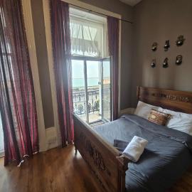 Balcony flat, sea views, parking, next to ferry, hotel en Dover