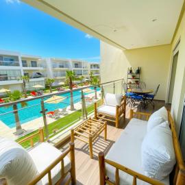 2BR Pool View Kids Pool & Gym 6 Min to Beach, hotell sihtkohas Dar Hamida
