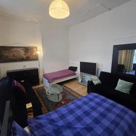 Twin room not en suite, parking, next to ferry, hotel en Dover