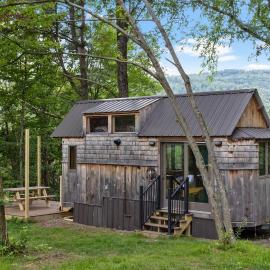 Caboose Tiny Home on river with hot tub near Stowe, hotel in Johnson