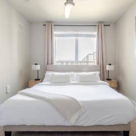 Top-Floor Luxury Retreat, King Bed, Full Kitchen, Private Balcony, hotel in Frisco