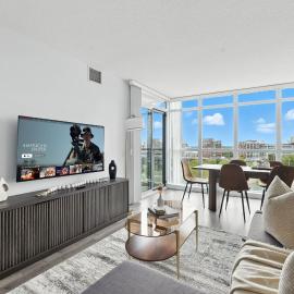 Modern 2BR Condo Stunning Views Walk Everywhere, hotel u Torontu