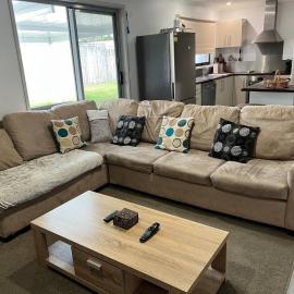 2 bedroom private unit with enclosed back yard, Hotel in Bairnsdale