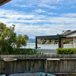 Lorenzen Bay - Fire Pit, SUPs & Harbour View, hotel a Raglan