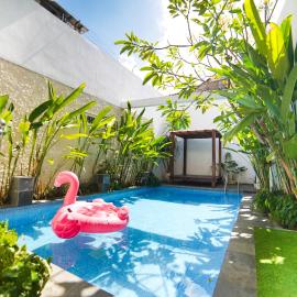 Spacious Family-friendly Villa with Swimming Pool, hotel in Gondowulung