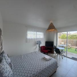 Chambre indépendante avec terrasse, parking et petit jardinet