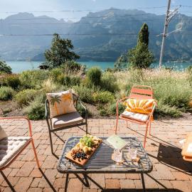 FLORA BAY Spacious Lake and Mountain View Apartment, hótel í Niederried