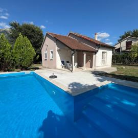 Boka Garden Retreat - Private Pool & Large Garden Near Kotor and Tivat, hotel a Kotor