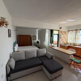 Luminoso ático loft con terraza junto a la playa, hotel Tamadustéban